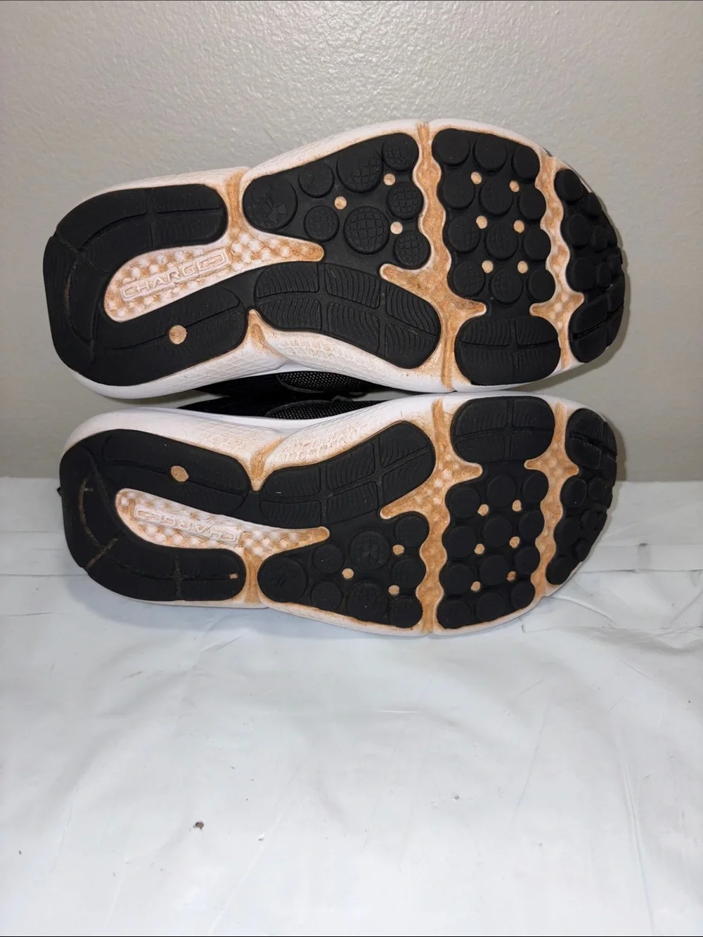 Kids Under Armour Assert charged 10 Running Shoe size 1Y